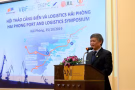 Phó Chủ tịch Ủy ban nhân dân thành phố Hải Phòng Nguyễn Xuân Bình giới thiệu với các nhà đầu tư về tiềm năng và lợi thế của Hải Phòng trong phát triển cảng biển và logistics. (Ảnh: Minh Thu/TTXVN)