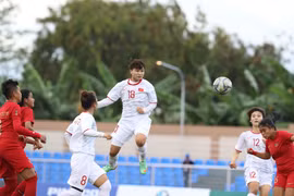 Đội tuyển nữ Việt Nam (áo trắng) giành vé vào bán kết SEA Games 30. (Ảnh: Hoàng Linh/TTXVN)