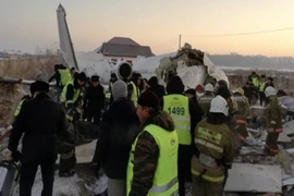 Lực lượng cứu hộ tìm kiếm các nạn nhân tại hiện trường vụ rơi máy bay của Hãng hàng không Bek Air thuộc Kazakhstan. (Ảnh: Yahoo/TTXVN)