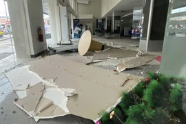 Đồ đạc rơi vỡ do động đất. (Nguồn: AP)
