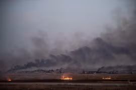 Khói bốc lên ở thị trấn Tal Abyad, miền Bắc Syria khi quân đội Thổ Nhĩ Kỳ tiến hành chiến dịch tấn công các tay súng người Kurd, ngày 10/10. (Ảnh: AFP/TTXVN)