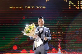 Tiền vệ Nguyễn Quang Hải của đội tuyển Việt Nam giành giải thưởng Cầu thủ nam của năm. (Ảnh: Trọng Đạt/TTXVN)
