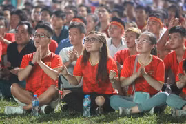 Cổ động viên và người hâm mộ tại sân vận động Hoa Lư Thành phố Hồ Chí Minh. (Ảnh: Thanh Vũ/TTXVN)