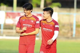 Quang Hải có thể sẽ thế chỗ Tuấn Anh (trái) ở trận gặp Indonesia. (Ảnh: Hoàng Linh/TTXVN)