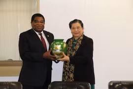 Phó Chủ tịch Thường trực Quốc hội Tòng Thị Phóng tặng quà lưu niệm Tổng Thư ký IPU bên lề Đại hội đồng IPU-141. (Ảnh: Trần Hiếu/TTXVN)