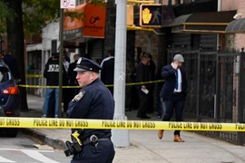 Cảnh sát điều tra tại hiện trường vụ xả súng ở New York, Mỹ, ngày 12/10. (Ảnh: AFP/TTXVN)