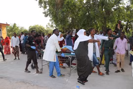 Chuyển người bị thương tại hiện trường vụ đánh bom ở thủ đô Mogadishu, Somalia ngày 28/12. (Ảnh: AFP/TTXVN)