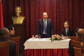 Phó Thủ tướng Trương Hòa Bình gặp cộng động đồng người Việt tại Bulgaria. (Ảnh: Công Thuận/Vietnam+)