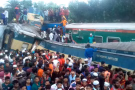 Hiện trường vụ hai đoàn tàu hỏa đâm nhau tại Brahmanbaria, Bangladesh, ngày 12/11. (Ảnh: Daily Star/TTXVN)