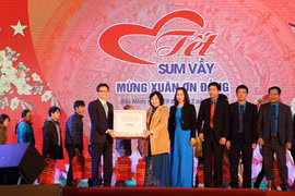 Phó Thủ tướng Vũ Đức Đam tặng quà cho Liên đoàn Lao động tỉnh Bắc Ninh. (Ảnh: Thanh Thương - TTXVN)