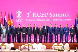 Lãnh đạo các nước tham dự Hội nghị Cấp cao Hiệp định Đối tác Kinh tế Toàn diện Khu vực (RCEP) lần thứ 3. (Ảnh: Thống Nhất/TTXVN)