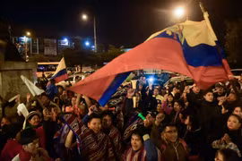 Người dân vui mừng khi Chính phủ Ecuador và lãnh đạo các cộng đồng thổ dân đạt thỏa thuận chấm dứt bất ổn, tại Quito. (Ảnh: AFP/TTXVN)