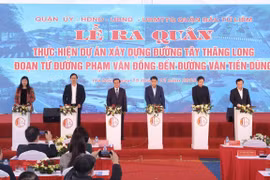 Chủ tịch Ủy ban Nhân dân thành phố Hà Nội Nguyễn Đức Chung cùng các đại biểu thực hiện nghi thức phát động giai đoạn 2 dự án. (Ảnh: TTXVN)