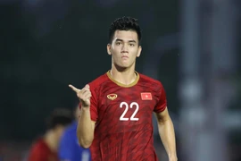 Tiến Linh tiễn U22 Thái Lan về nước. (Ảnh: Vietnam+)