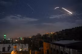 Tên lửa phòng không của Syria ngăn chặn một vụ tấn công bằng tên lửa trên bầu trời Damascus. (Ảnh: AFP/TTXVN)