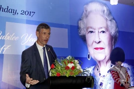 Ngài Giles Lever, Đại sứ Liên hiệp Vương quốc Anh và Bắc AiLen tại Việt Nam phát biểu trong lễ mừng sinh nhật lần thứ 91 của Nữ hoàng Elizabeth II và 65 năm Nữ hoàng lên ngôi trị vì Vương quốc Anh (1952 – 2017). (Ảnh: Thế Anh/TTXVN)