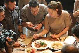 Rau củ quả, thịt bò, bánh mì, đồ hữu cơ hay thông thường… các thức nấu nướng ra sao, tất cả đều được “giao ban” kỹ càng để nhân viên nắm thông tin đầy đủ, để tư vấn, phục vụ khách hàng một cách tốt nhất có thể. (Ảnh: Trần Long/Vietnam+)