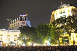 Hà Nội thực hiện 1 cụm mô hình kết hợp trang trí chiếu sáng tại vòng xuyến giao thông trước Quảng trường Cách mạng Tháng Tám. (Ảnh minh họa: Minh Đức/TTXVN)