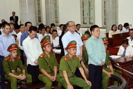 Bị cáo Hà Văn Thắm, nguyên Chủ tịch Hội đồng quản trị Ngân hàng Thương mại cổ phần Đại Dương đứng trước vành móng ngựa trong phiên xử ngày 28/8. (Ảnh: Doãn Tấn/TTXVN)