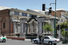  Binh sĩ Iran gác bên ngoài tòa nhà Quốc hội. (Nguồn: AFP/TTXVN)