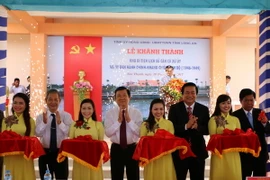 Nguyên Chủ tịch nước Trương Tấn Sang và lãnh đạo tỉnh Long An cắt băng khánh thành tại khu di tích. (Ảnh: Thanh Bình/TTXVN)
