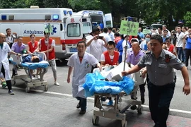 Nạn nhân bị thương trong trận động đất được chuyển đến một bệnh viện ở tỉnh Tứ Xuyên, Trung Quốc ngày 9/8. (Nguồn: THX/TTXVN)