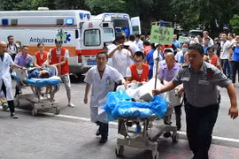 Nạn nhân bị thương trong trận động đất được chuyển đến một bệnh viện ở tỉnh Tứ Xuyên, Trung Quốc ngày 9/8. (Nguồn: THX/TTXVN)