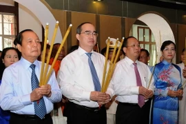 Bí thư Thành ủy TP. Hồ Chí Minh Nguyễn Thiện Nhân dâng hương tưởng niệm Chủ tịch Tôn Đức Thắng. (Ảnh: An Hiếu/TTXVN)