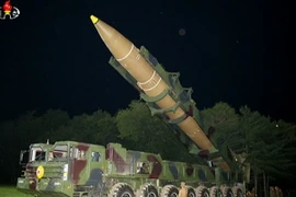 Tên lửa Hwasong - 14 được đưa vào một phương tiện chuyên chở kiêm bệ phóng tên lửa di động (TEL), trước khi được phóng từ một bệ phóng trên mặt đất đêm 28/7. (Nguồn: YONHAP/TTXVN)