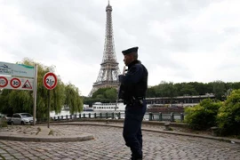 Cảnh sát Pháp tuần tra gần Tháp Eiffel ở thủ đô Paris. (Nguồn: AFP/TTXVN)
