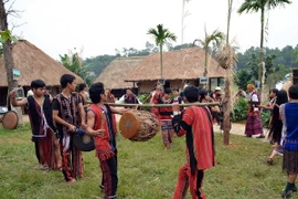 Lễ cúng nhà mồ của dân tộc Pakô. (Ảnh: Thanh Hà/TTXVN)