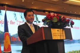 Tổng Lãnh sự Hoàng Chí Trung phát biểu tại buổi chiêu đãi. (Ảnh: Mỹ Anh/Vietnam+)