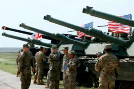 Binh sĩ và xe quân sự Mỹ trong lễ khai mạc cuộc tập trận “Noble Partner 2017” ở căn cứ quân sự Vaziani, ngoại ô Tbilisi, Gruzia ngày 30/7. (Nguồn: EPA/TTXVN)