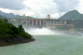 Hồ thủy điện Tuyên Quang mở một cửa xả đáy để đảm bảo an toàn cho hồ chứa. (Ảnh: Văn Tý/TTXVN)