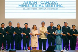 Phó Thủ tướng kiêm Bộ trưởng Ngoại giao Việt Nam Phạm Bình Minh (thứ 5 trái) tham dự Hội nghị Bộ trưởng Ngoại giao ASEAN và Canada tại Manila, Philippines, ngày 6/8. (Nguồn: AFP/TTXVN)