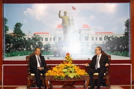 Đồng chí Nguyễn Thiện Nhân, Ủy viên Bộ Chính trị, Bí thư Thành ủy TP Hồ Chí Minh tiếp​ đồng chí Kikeo Khaykhamphithoune, Bí thư Trung ương Đảng, Trưởng Ban Tuyên huấn Trung ương Đảng Nhân dân Cách mạng Lào. (Ảnh: Thanh Vũ/TTXVN)