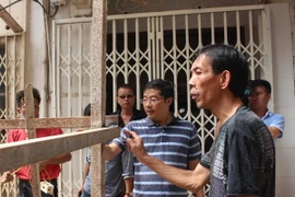 Đại diện chủ công trình 86 Bà Triệu đang chỉ đạo dừng thi công và thực hiện ngay các biện pháp rào chắn đảm bảo an toàn trong quá trình xây dựng. (Ảnh: Minh Nghĩa/TTXVN)