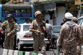 Binh sỹ Iran gác bên ngoài tòa nhà Quốc hội ở Tehran. (Nguồn: AFP/TTXVN)