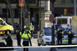 Cảnh sát phong tỏa khu vực xảy ra vụ tấn công bằng xe tải ở Barcelona ngày 17/8. (Nguồn: AFP/TTXVN)