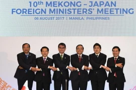 Phó Thủ tướng, Bộ trưởng Ngoại giao Phạm Bình Minh (phải) tại Hội nghị Bộ trưởng Hợp tác Mekong-Nhật Bản ở Manila ngày 6/8. (Nguồn: Kyodo/TTXVN)