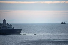 Lực lượng hải quân Mỹ tham gia tìm kiếm chiếc máy bay vận tải MV-22 Osprey gặp nạn ngoài khơi Australia ngày 6/8. (Nguồn: EPA/TTXVN)