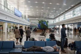 Khách du lịch tại sân bay Bình Nhưỡng, Triều Tiên ngày 17/4. (Nguồn: AFP/TTXVN)