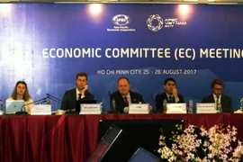 Đại diện các nền kinh tế phát biểu tại cuộc họp Ủy ban kinh tế (EC). (Ảnh: Hoàng Hải/TTXVN)