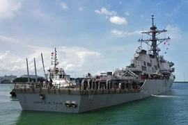 Tàu khu trục USS John S McCain được lai dắt tới căn cứ hải quân Changi ở ngoài khơi bờ biển phía đông Singapore sau vụ va chạm ngày 21/8. (Nguồn: EPA/TTXVN)