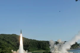 Tên lửa được phóng trong cuộc tập trận chung Mỹ - Hàn ở bờ biển phía đông Hàn Quốc ngày 5/7. (Nguồn: EPA/TTXVN)