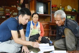 Người dân xã Ea Kao (thành phố Buôn Ma Thuột) lo lắng khi không nhận được tiền vốn và lãi từ Công ty Phúc Gia Bảo. (Ảnh: Tuấn Anh/TTXVN)