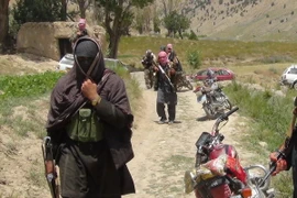 Các tay súng Taliban kiểm soát khu vực quận Ahmad Aba, ngoại ô Gardez, thủ phủ tỉnh Paktia, Afghanistan ngày 18/7. (Nguồn: AFP/TTXVN)
