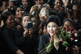 Cựu Thủ tướng Thái Lan Yingluck Shinawatra (phải, phía trwocs) tới Tòa án Tối cao ở Bangkok, Thái Lan ngày 21/7. (Nguồn: AFP/TTXVN)