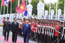 Thủ tướng Nguyễn Xuân Phúc và Thủ tướng Vương quốc Thái Lan Prayut Chan-o-cha duyệt đội danh dự. (Ảnh: Thống Nhất/TTXVN)