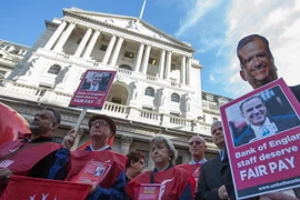 Nhân viên biểu tình bên ngoài Ngân hàng trung ương Anh ở London ngày 1/8. (Nguồn: AFP/TTXVN)